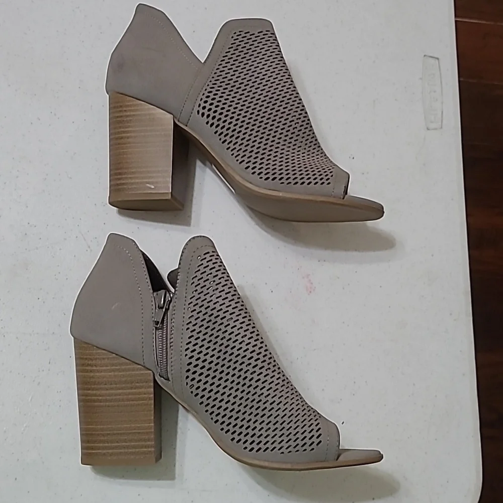 Soda Women's Gray Peep-Toe Ankle Boots Size 8